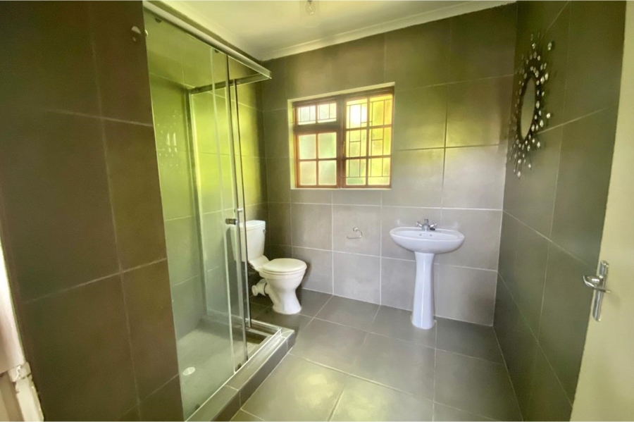 To Let 3 Bedroom Property for Rent in Roundhay Western Cape